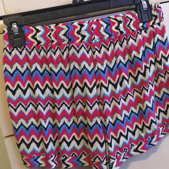 Patterned shorts - Picture 2 of 2